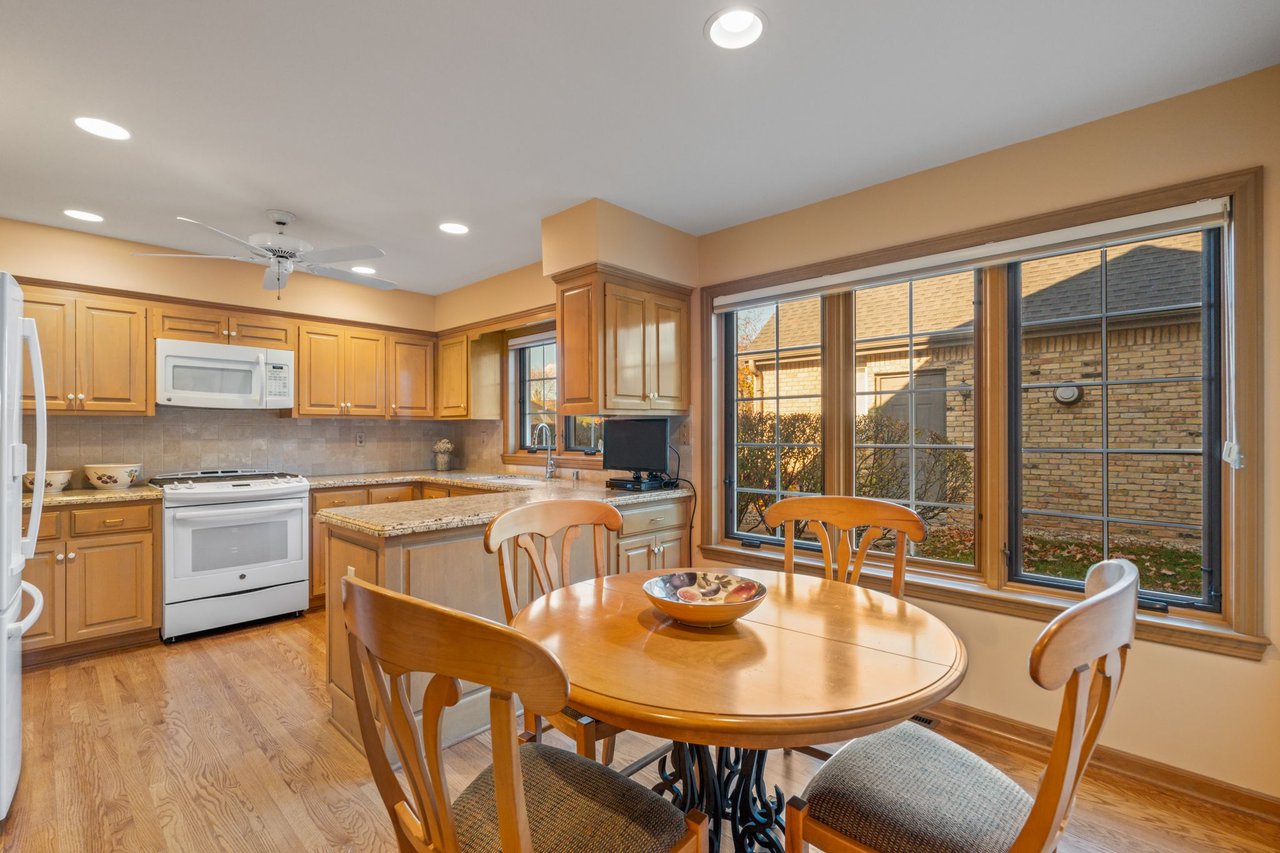 2611 W Lake Vista Ct