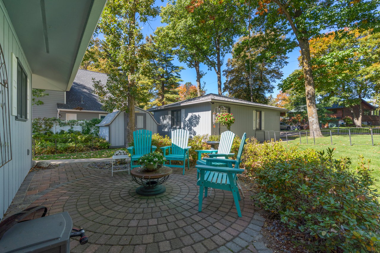 Charming, Southfacing Cabin with Sandy Beach on the Whitefish Chain