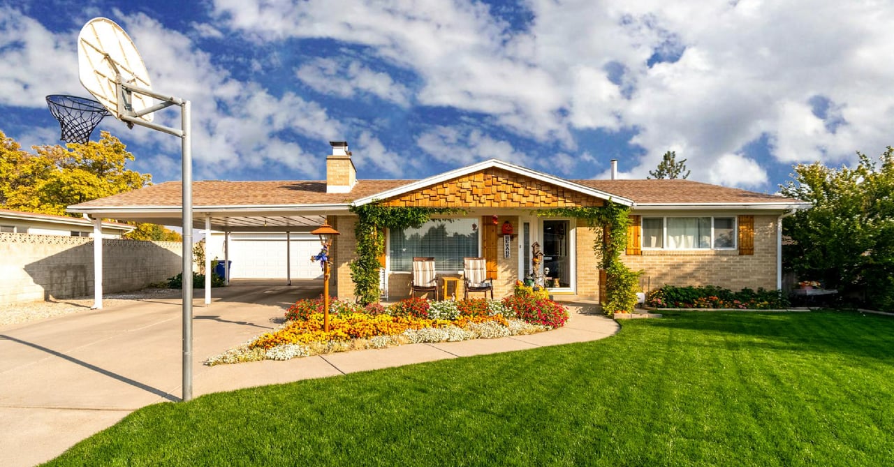 The Role of Curb Appeal in Selling Your Home: Tips for a Lasting First Impression