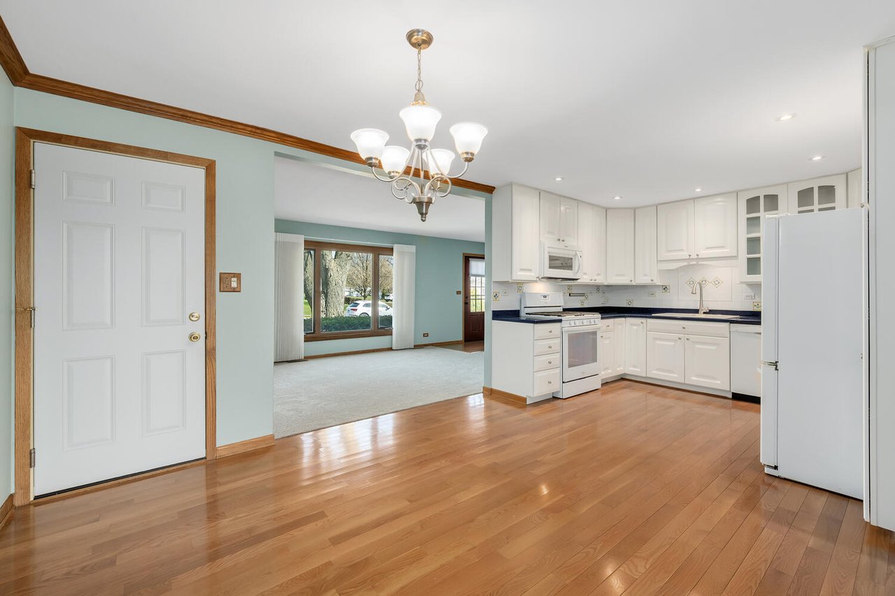 390 Arrowhead Trail, Carol Stream IL – Rare 4 Bedroom Ranch Near Glenbard North High School