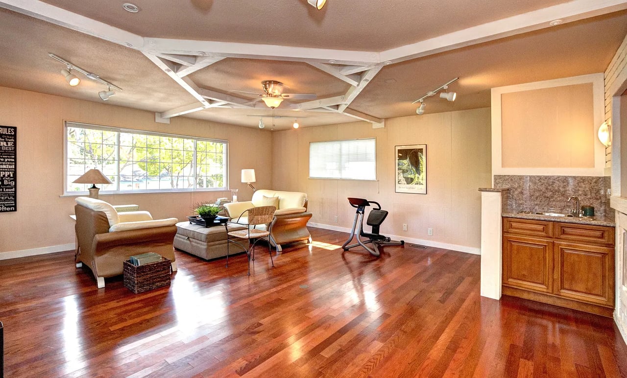 2610 Carson St