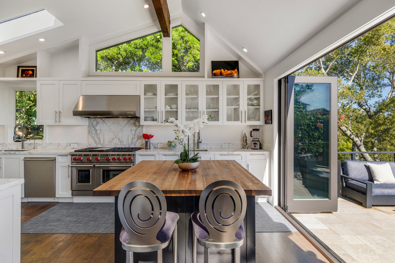 Chic and Stylish on Belvedere Island