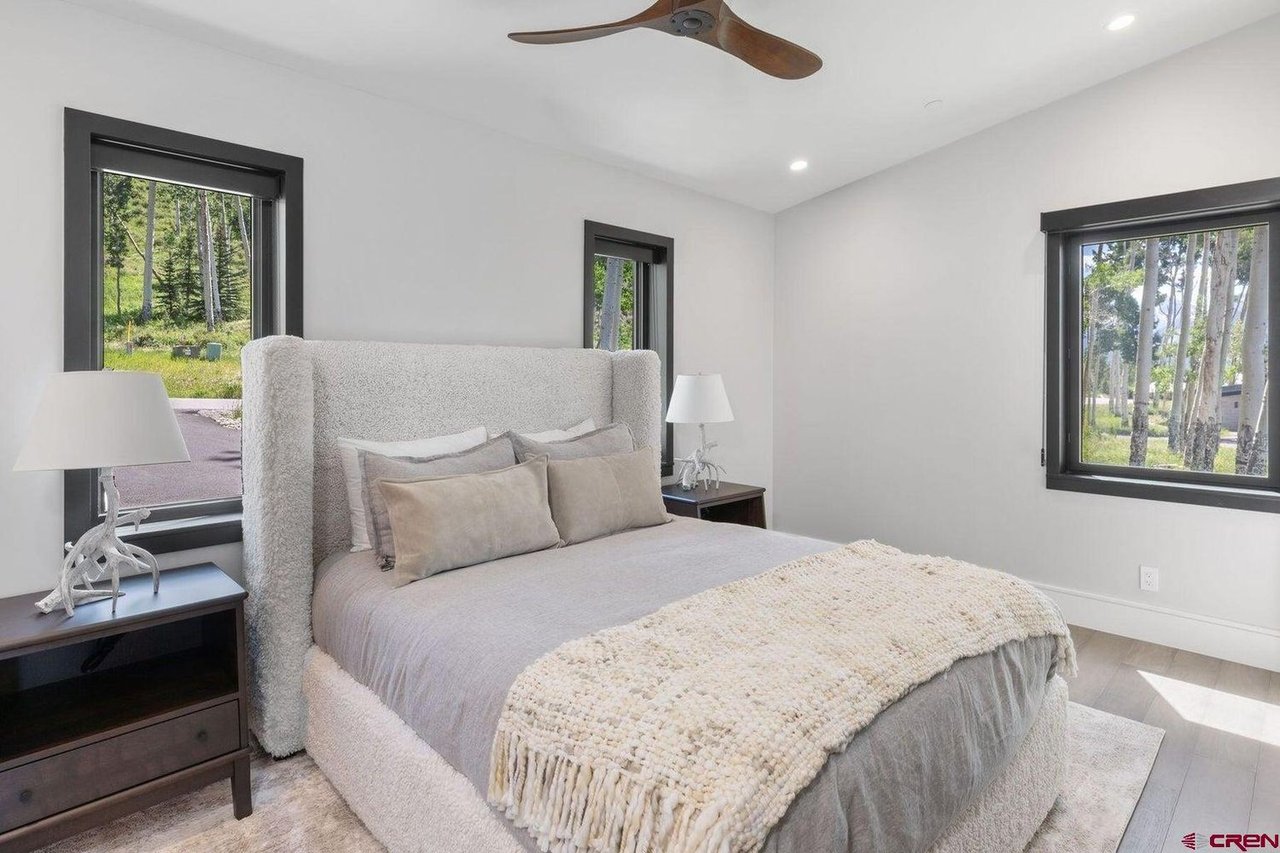 216 E Serapio Dr