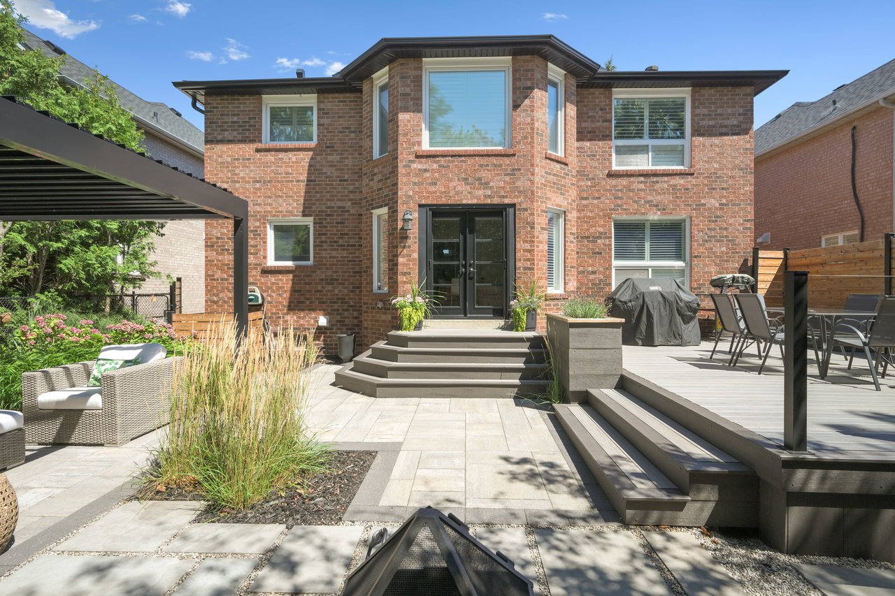 Impressive Home on Ravine Lot in Glen Abbey