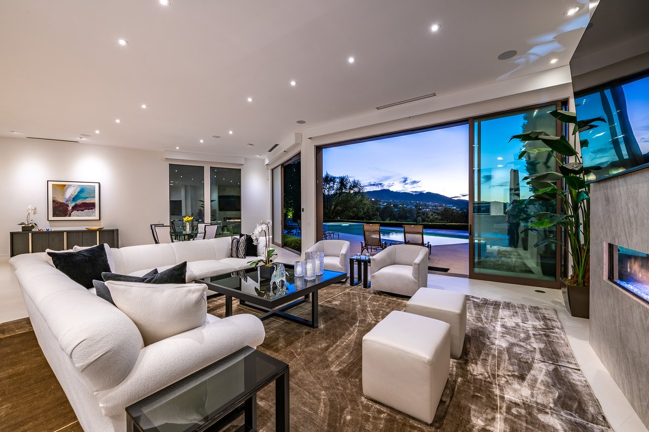 16167 Royal Oak Rd, Encino