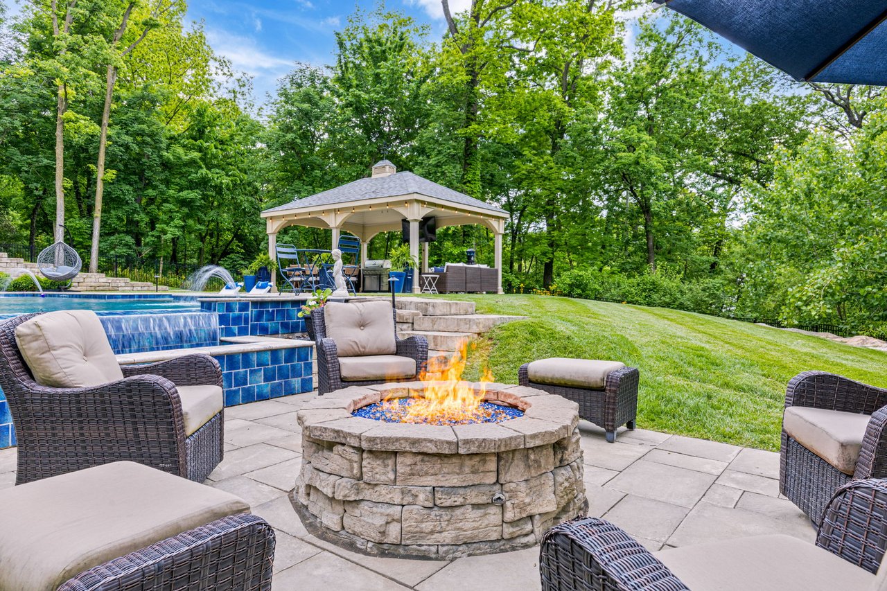 11 Lake Forest Court W