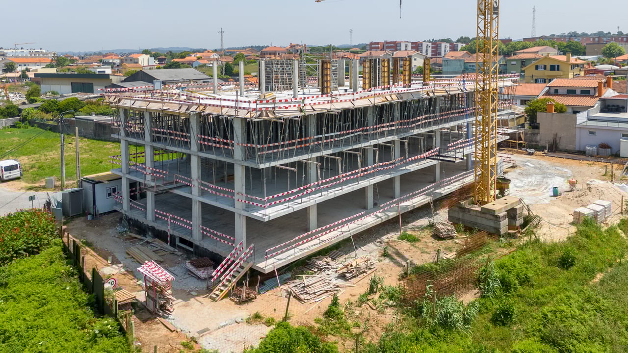 Modern 3-Bedroom Apartment in Coastal Espinho with Balcony and Garage
