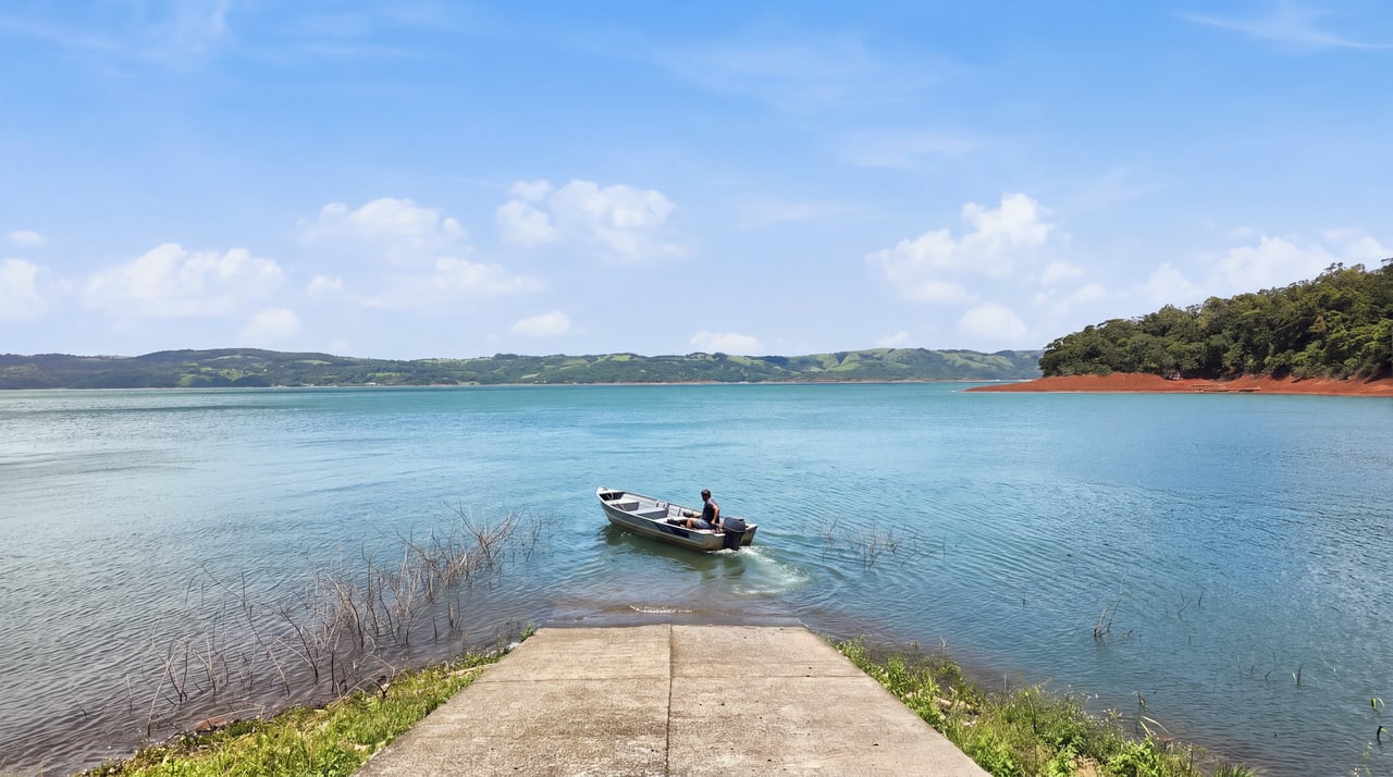 LAKEFRONT LOT - TURTLE COVE - LAKE ARENAL 