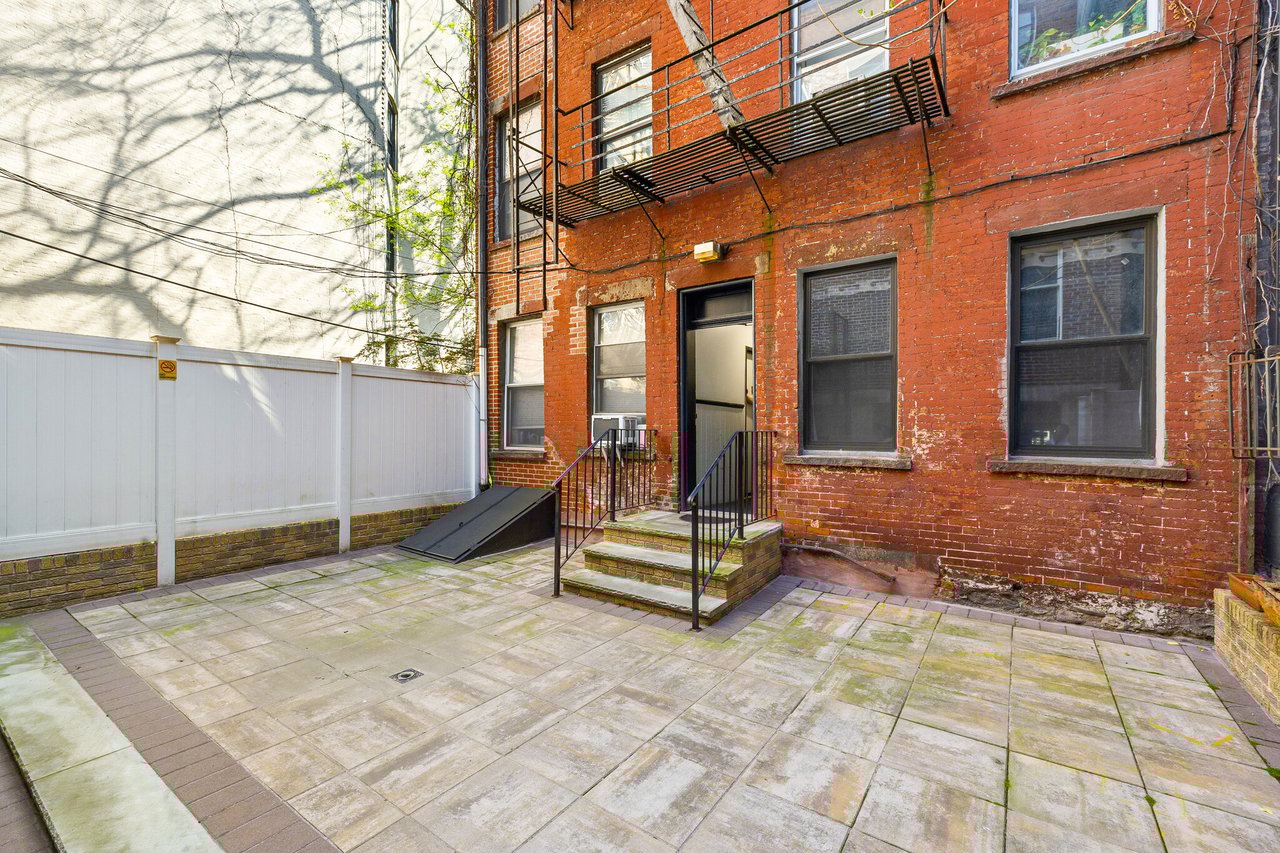 222 W 16th St - Building