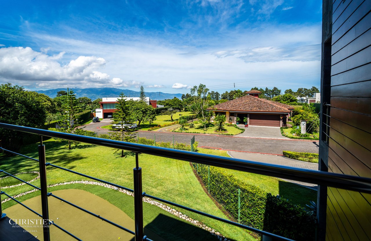 Modern Elegance with Panoramic Views – Exclusive Las Gemas Residence
