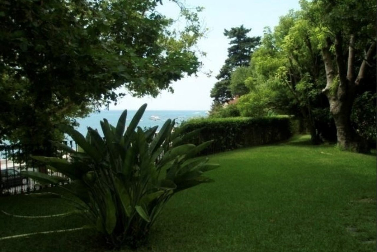 Quinta do Relógio: Historic 19th-Century Waterfront Palacete in Paço de Arcos, Oeiras