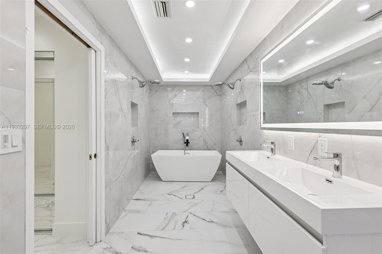 plantation-home-for-sale-luxury-bathroom