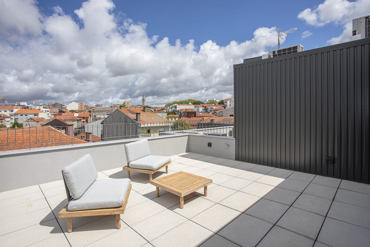 Elegant 3-Bedroom Apartment with AL License and Terrace in Central Porto