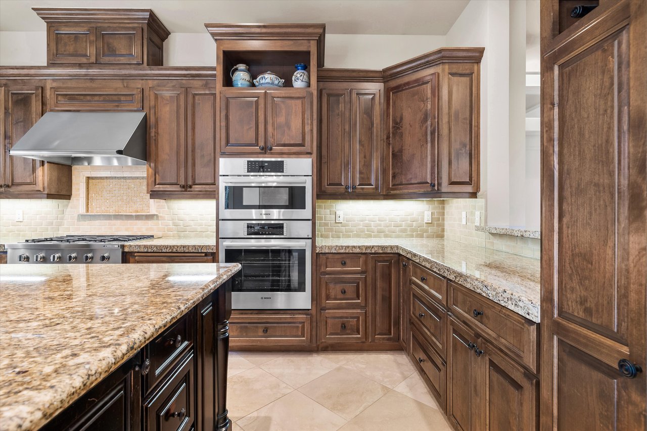 2589 NW Champion Circle