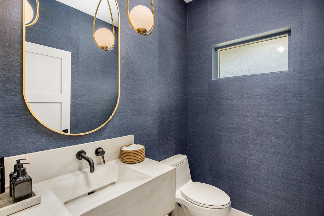 4119 E INDIANOLA Avenue