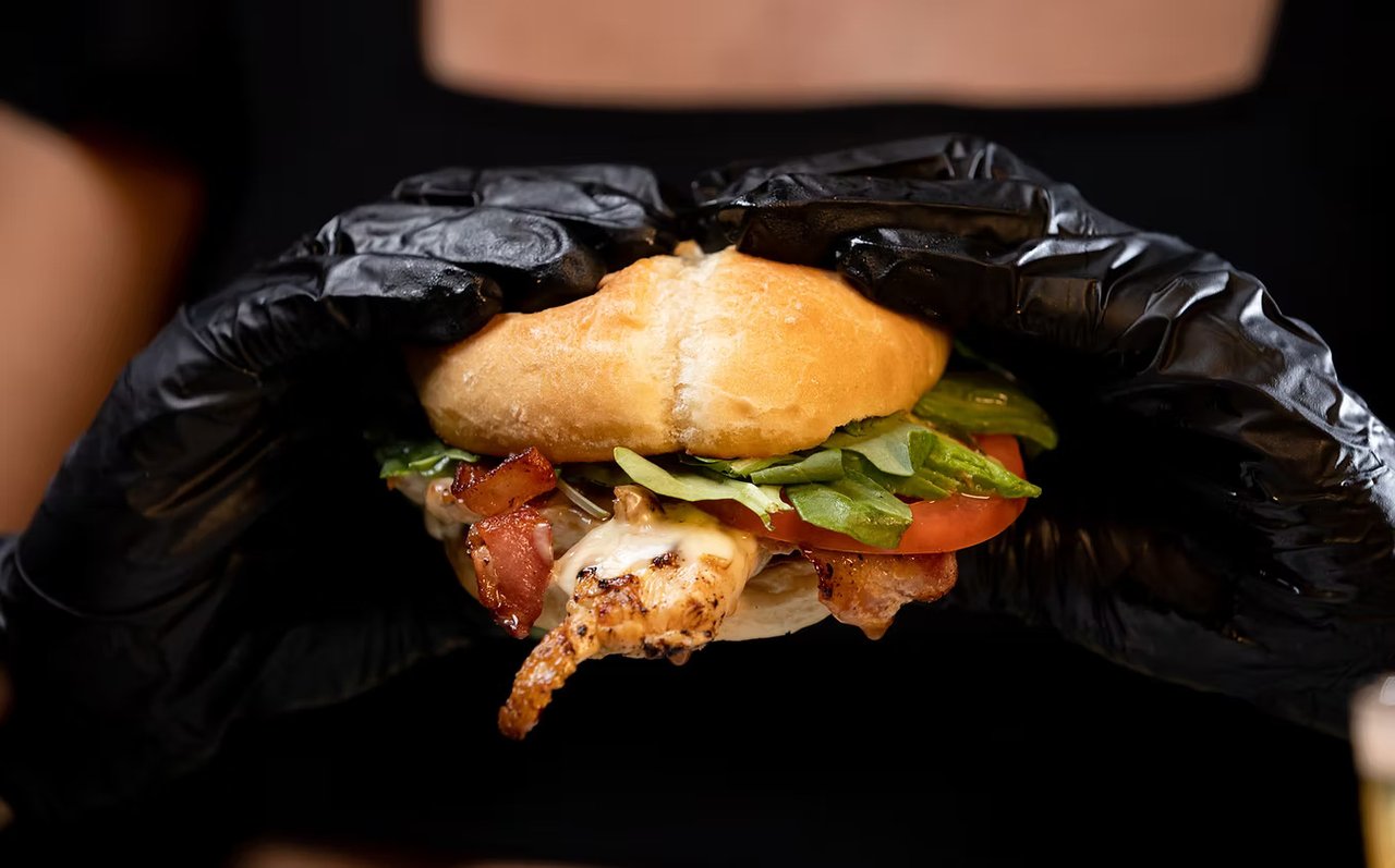 Burgers & Shakes Opens in North Miami