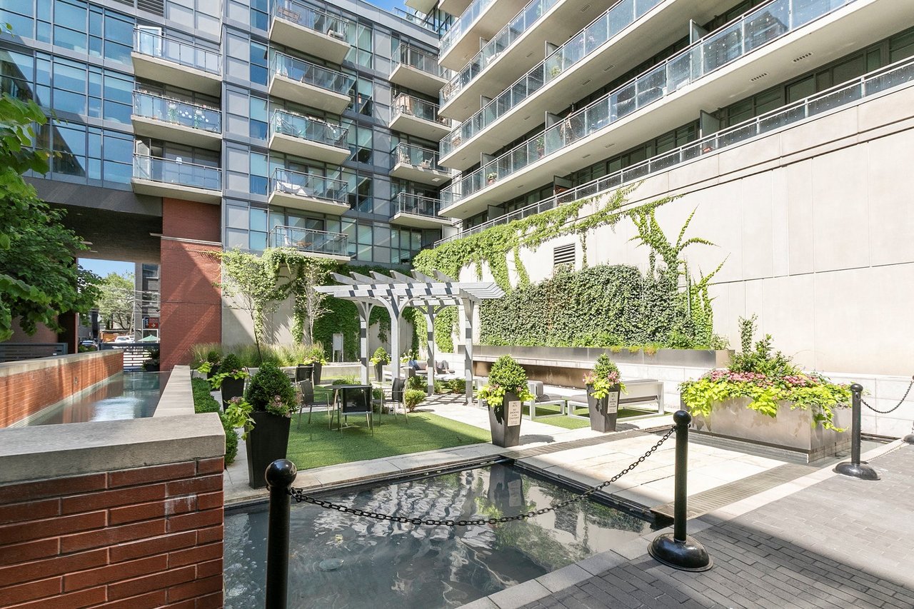 775 King St W Unit: 906