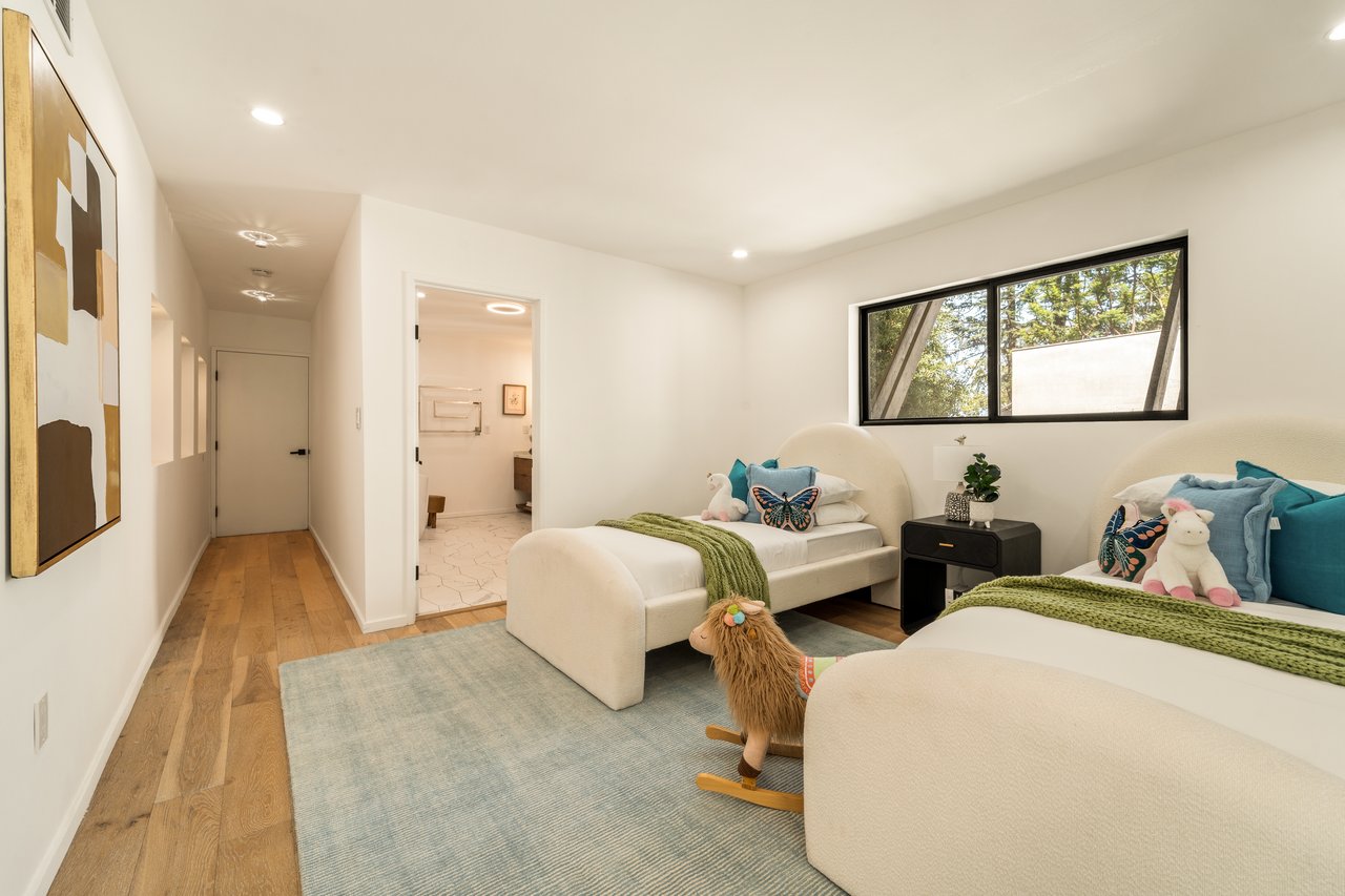 11587 Sunshine Ter, Studio City