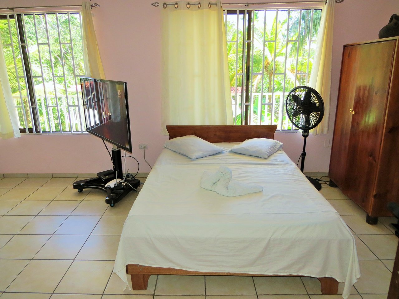 Fully equipped 4 Unit Apartment/Hotel complex 70 meters from the entrance to world-famous Marino Ballena National Park