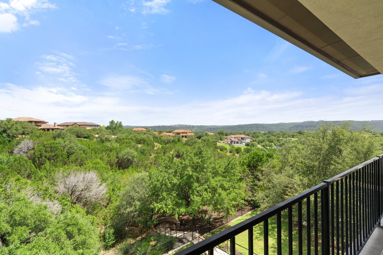 Modern Transitional Luxury Home in Gated Bluffs of Steiner Ranch | Lake Austin Access + Hill Country Views | $1.9MM