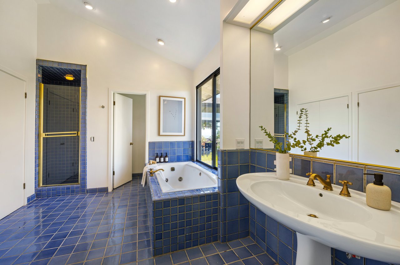 Rare 1+ Acre Dream Site