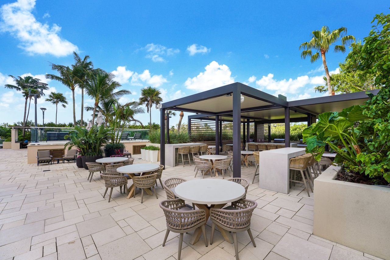 Portofino Tower pool deck and barbecue area in South of Fifth