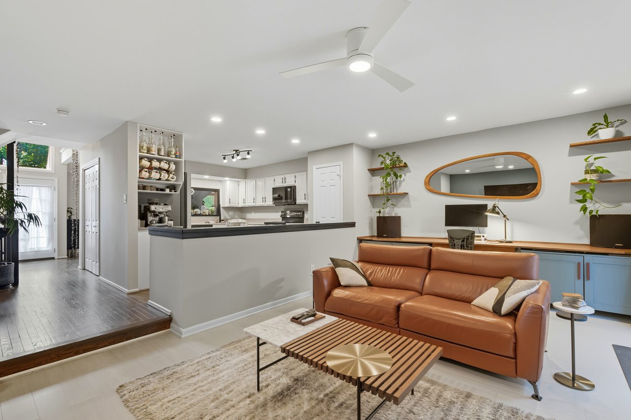 Turnkey 2 Bed Townhome plus Den & Designer Finishes 