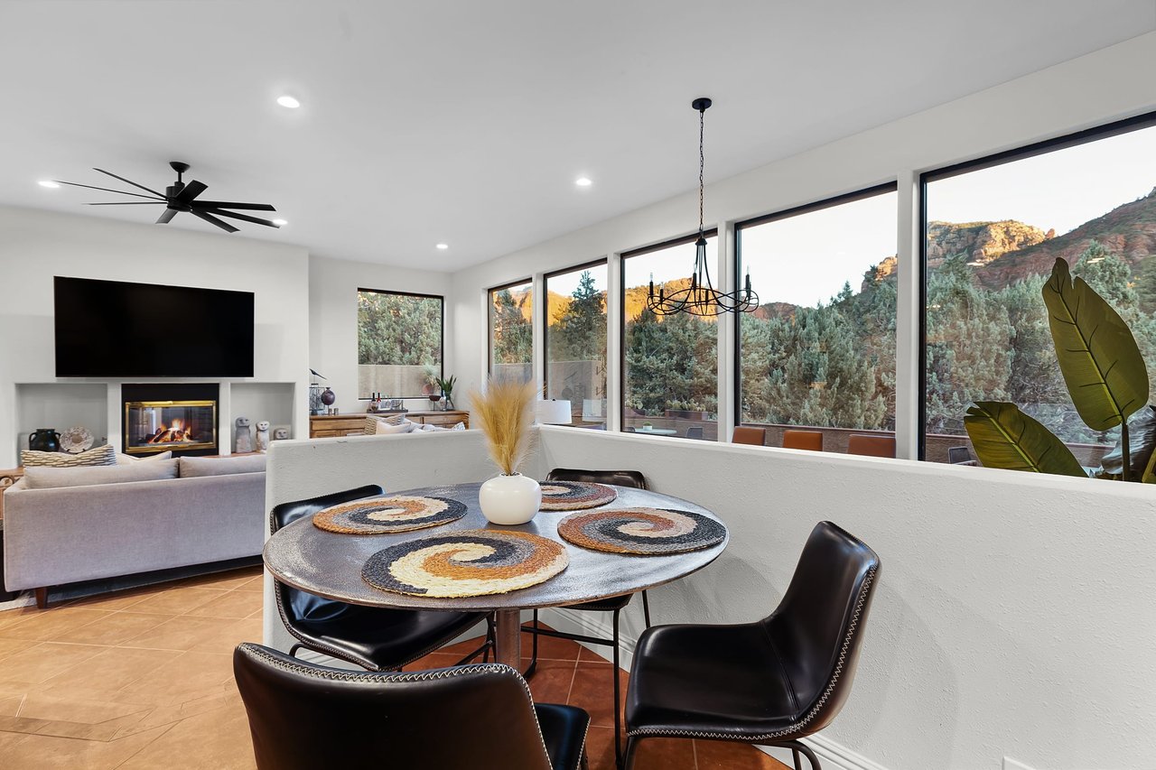 Mammoth Rock Lodge-New Family Home Remodeled, 2 Hot Tubs & Game Room