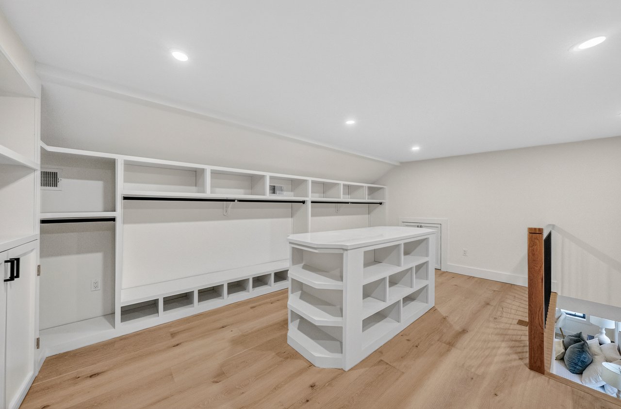 887 Linden Ave, Ridgefield, NJ 07657