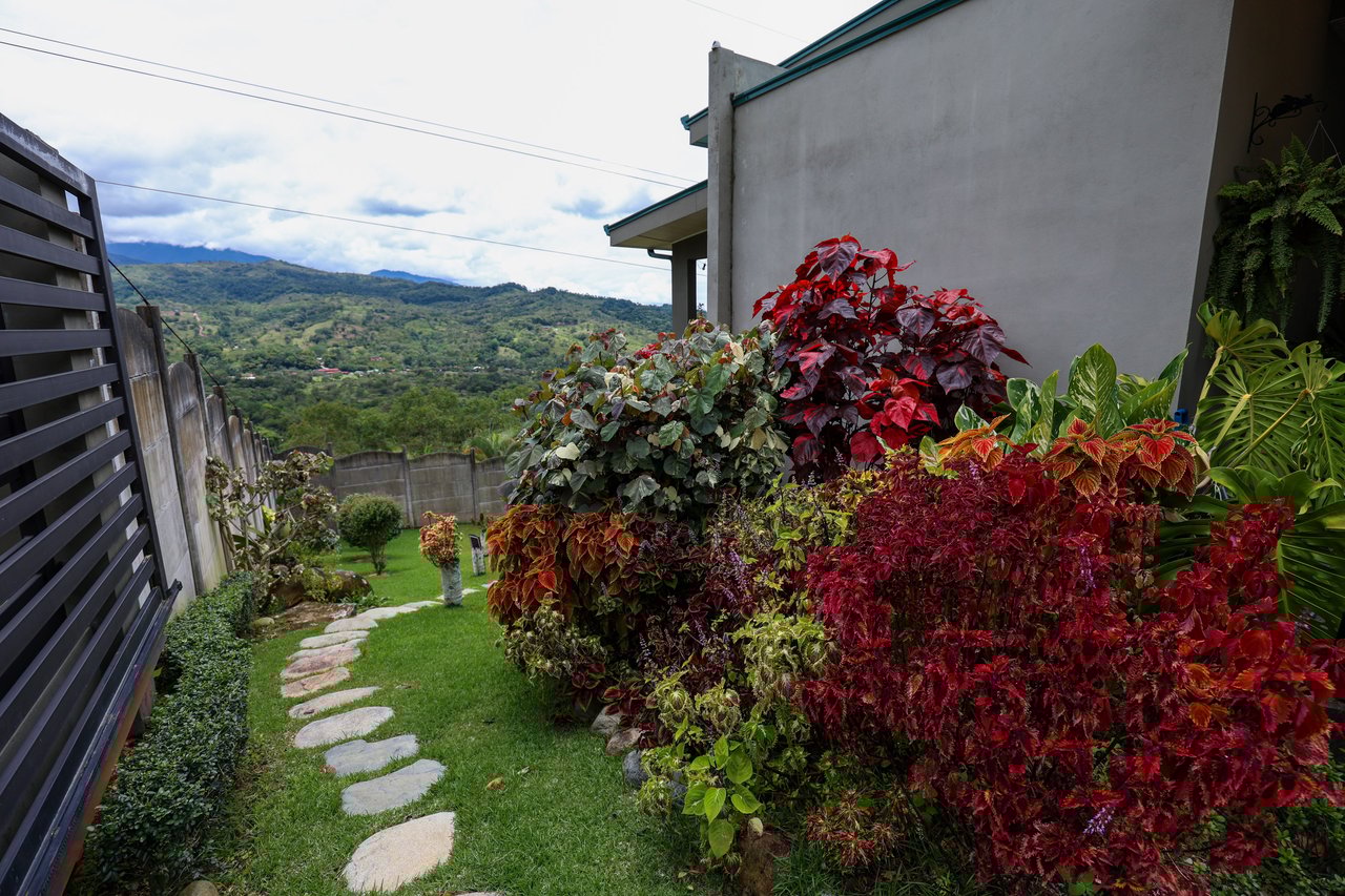 5-BEDROOM CHIRRIPO MOUNTAIN VIEW HOME WITH EASY ACCESS, PREMIUM FINISHES, FRUIT TREES AND LANSCAPED – 0.22 ACRES