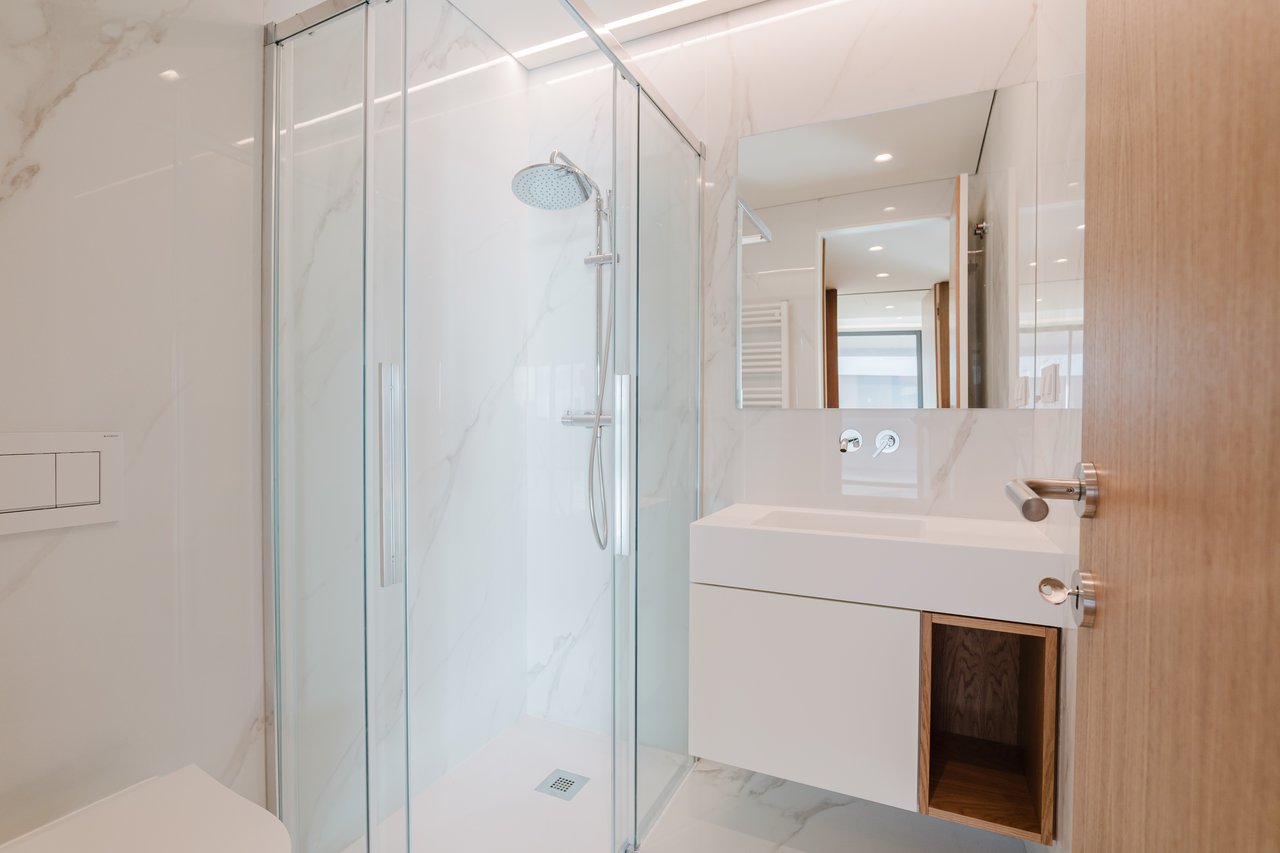 Luxurious 4-Bedroom Sea-View Apartment with Expansive Terrace and Parking in Vila Nova de Gaia