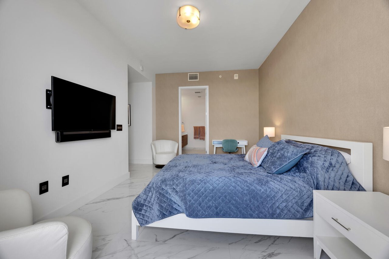 Exceptional Lower Penthouse Corner Unit in The City Beautiful