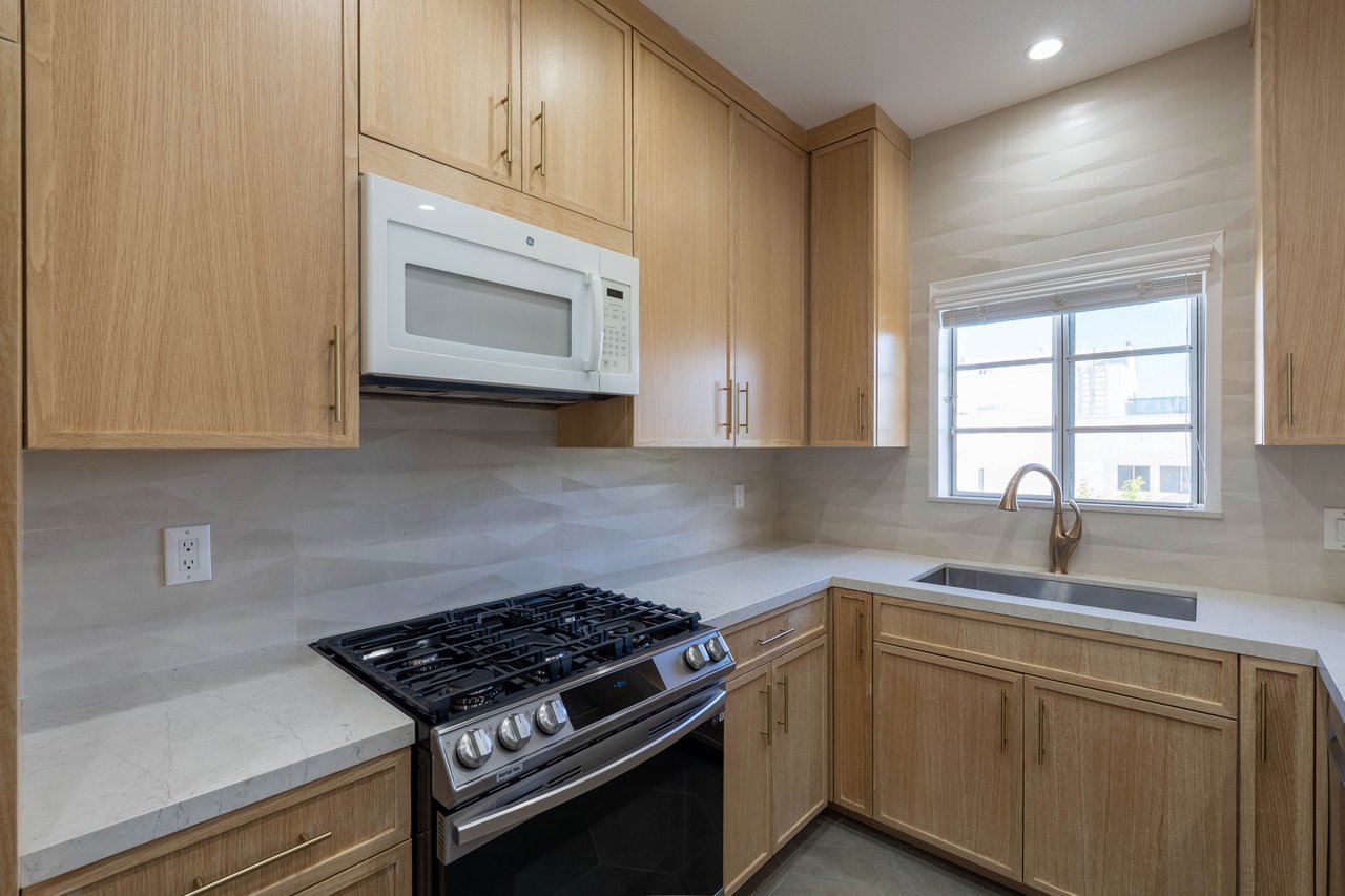 5135 Zelzah Ave #305