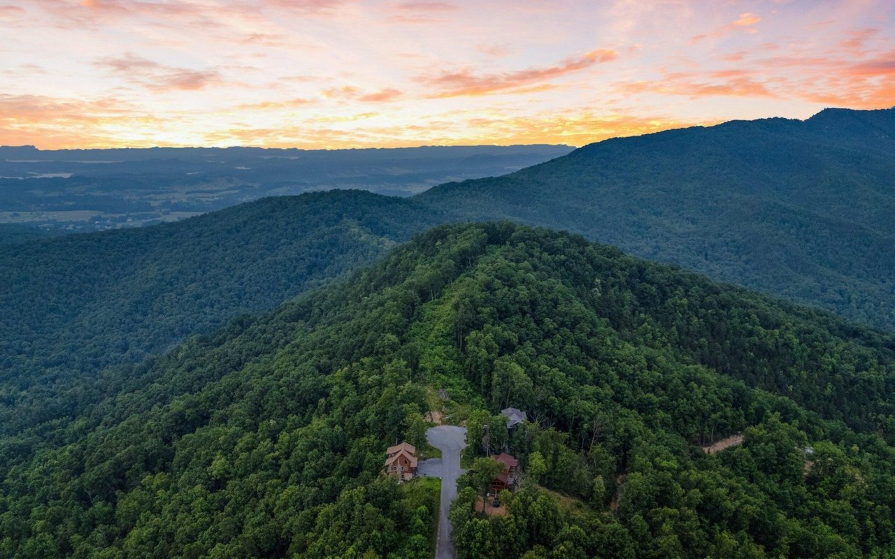 Wallace Luxury Spotlight | 5 Shell Mountain Road Sevierville, TN 37876