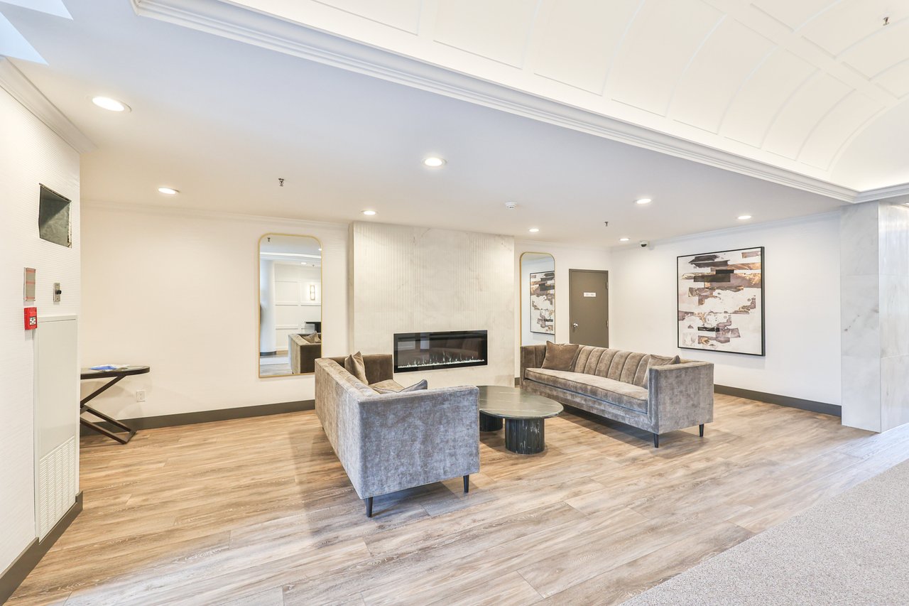 404-185 Robinson Street, Oakville