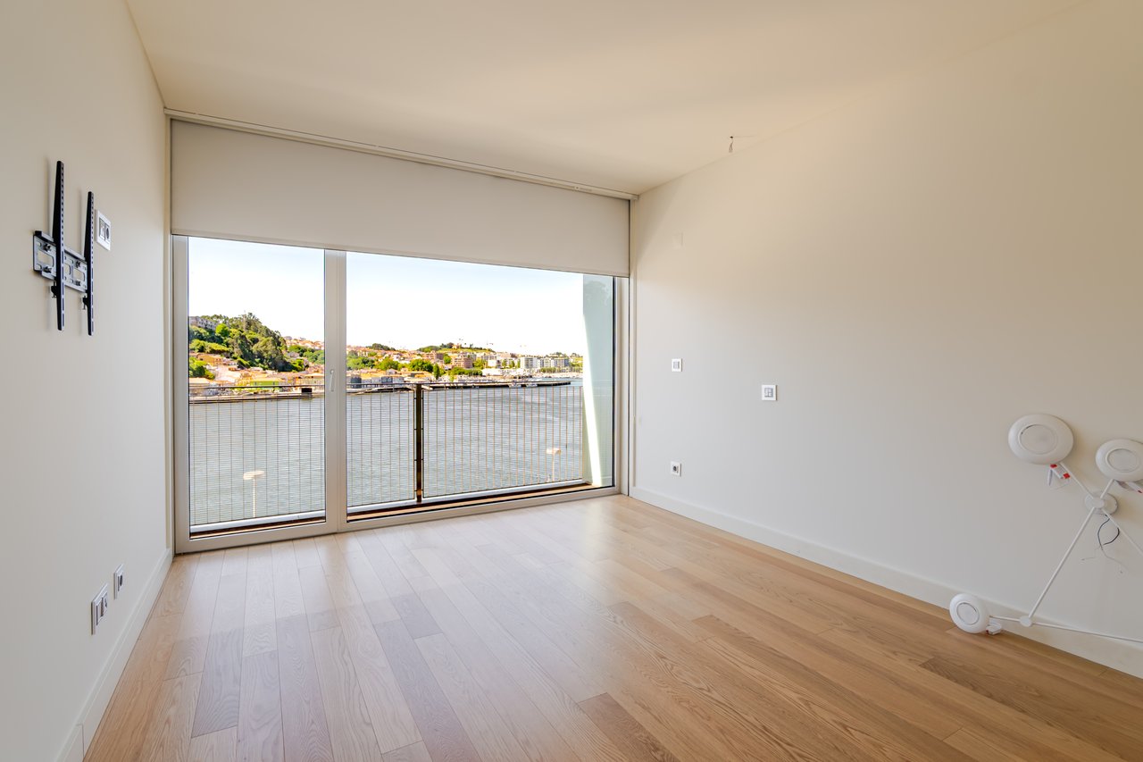 Sophisticated Three-Bedroom Apartment in Porto