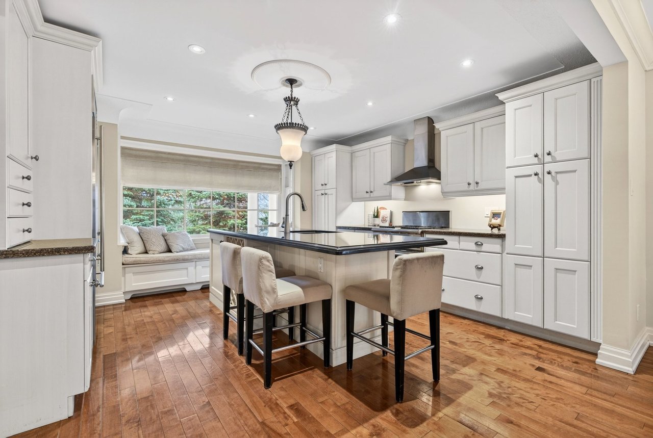  Aldershot Lakeside Elegance
