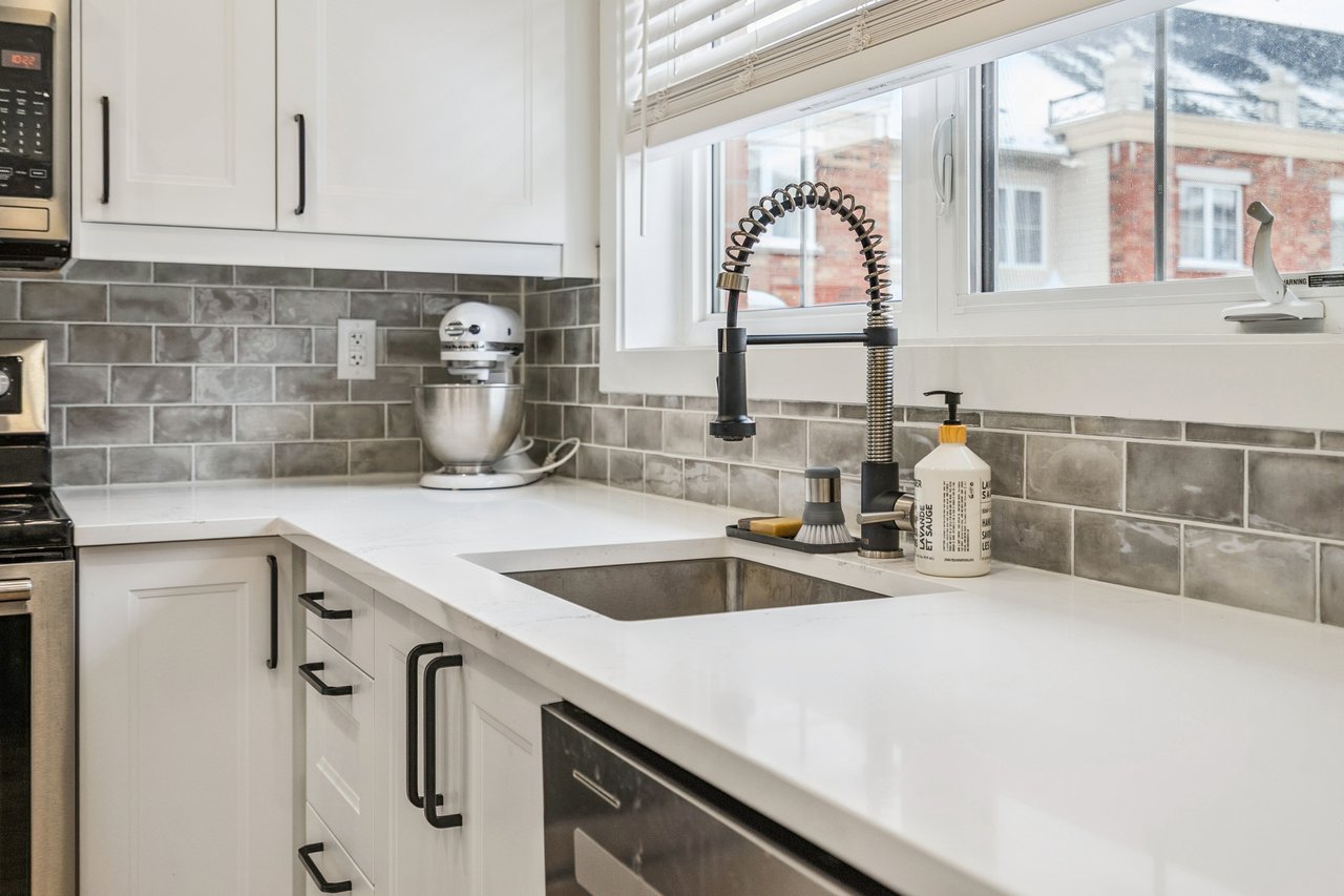 Stylish 2 Bedroom Stacked Townhouse in Oakville's Uptown Core