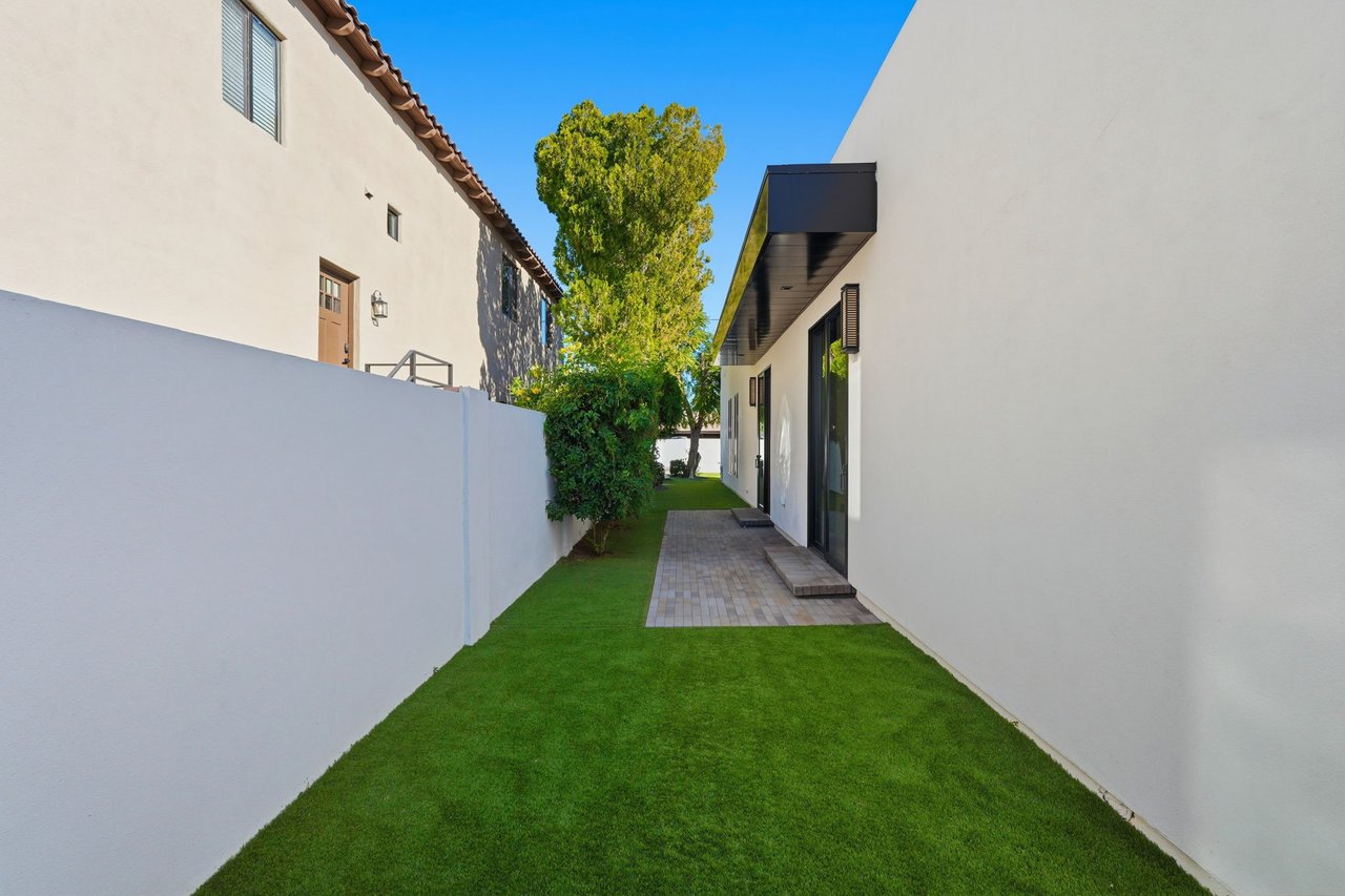 3106 N VALENCIA Lane