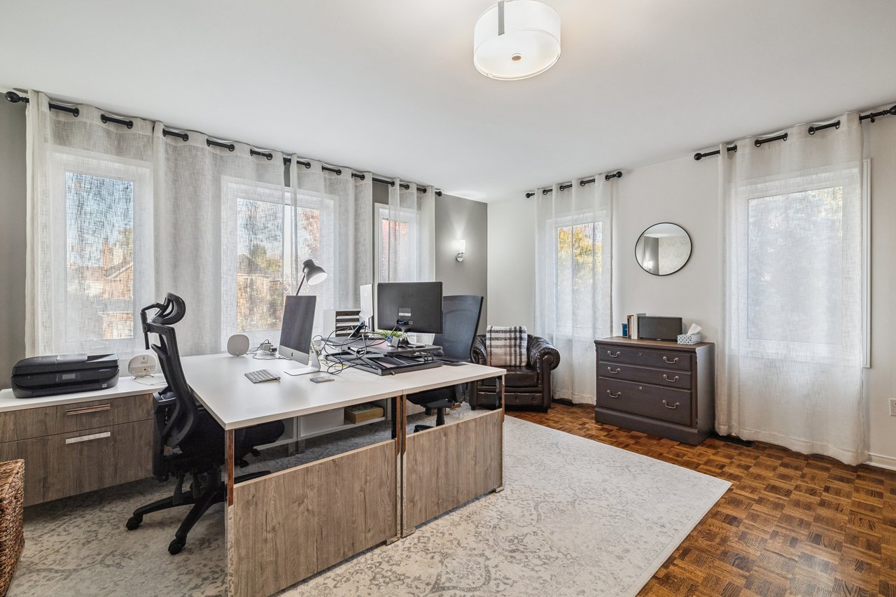 Impressive Home on Ravine Lot in Glen Abbey