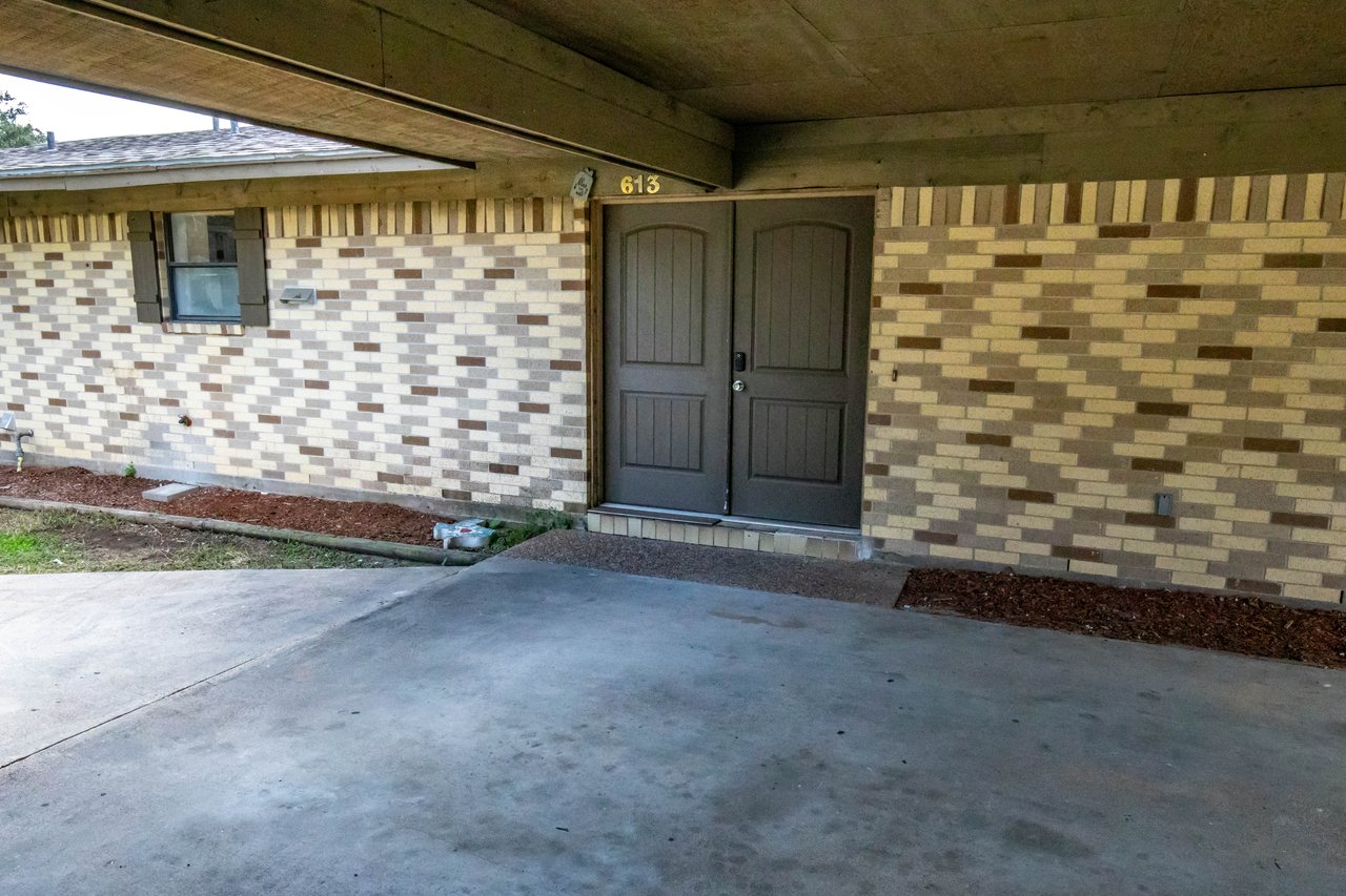 613 W Oak | 3 BR 2 BTH | Goliad, TX