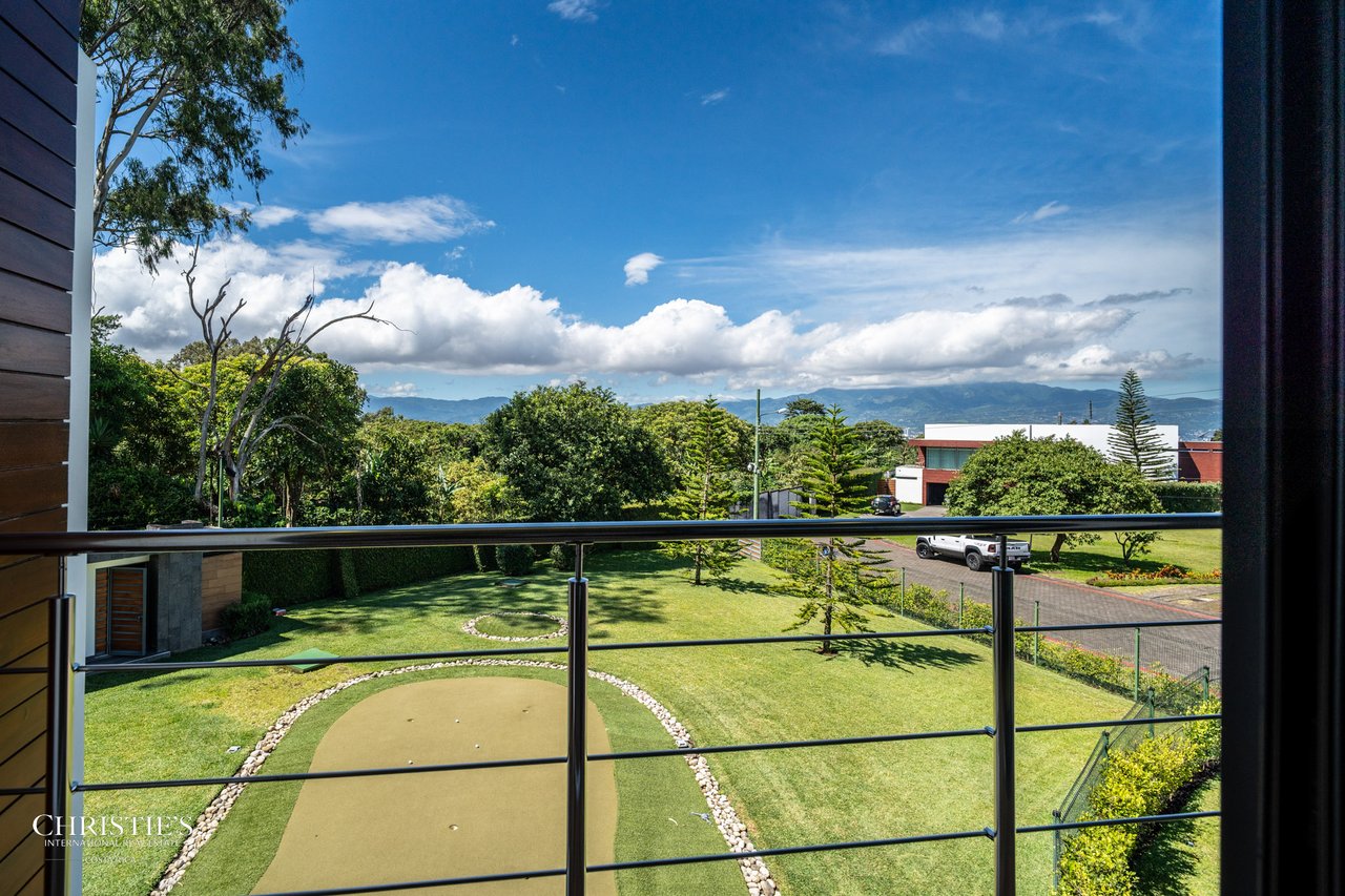 Modern Elegance with Panoramic Views – Exclusive Las Gemas Residence