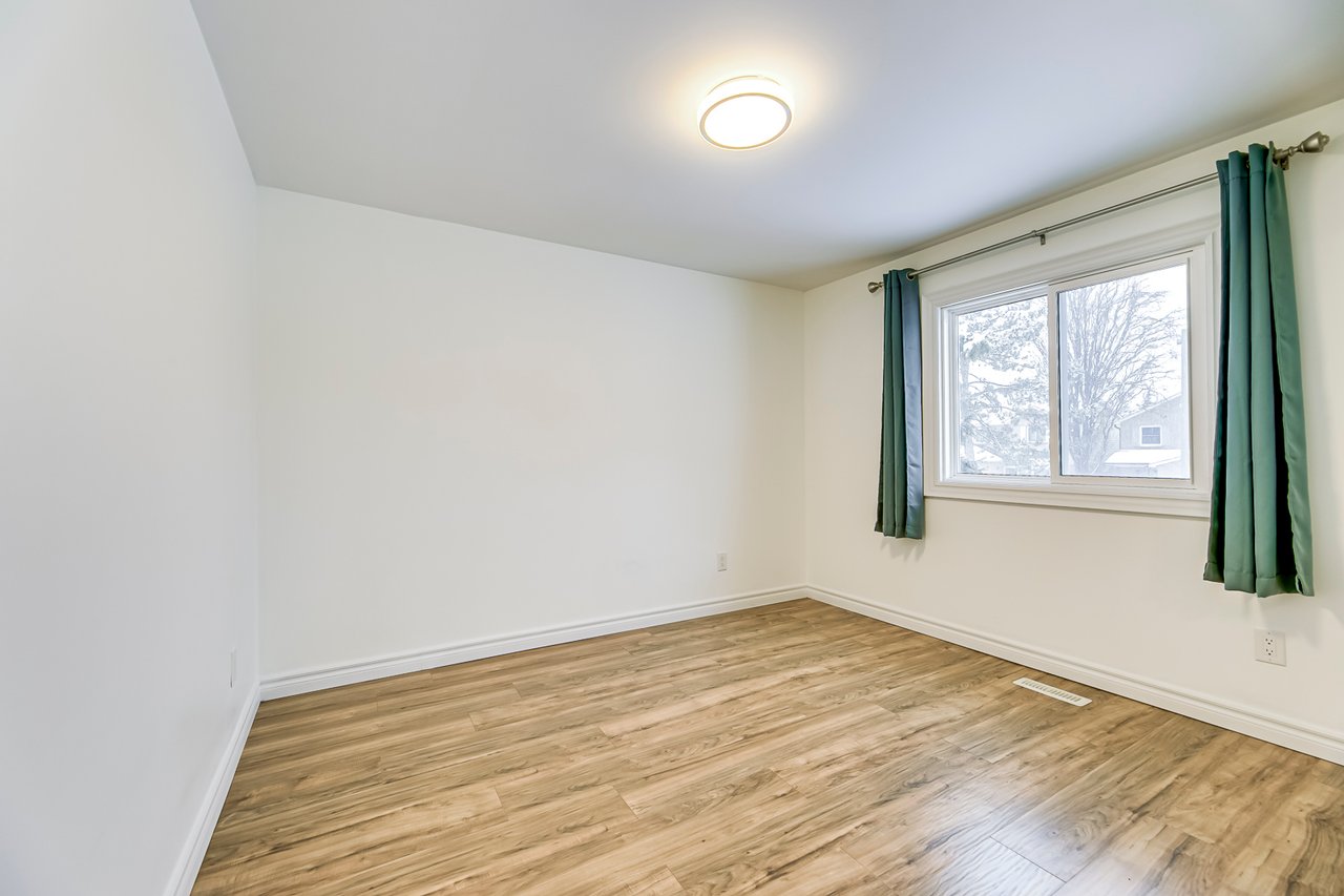 3042 Patrick Cres