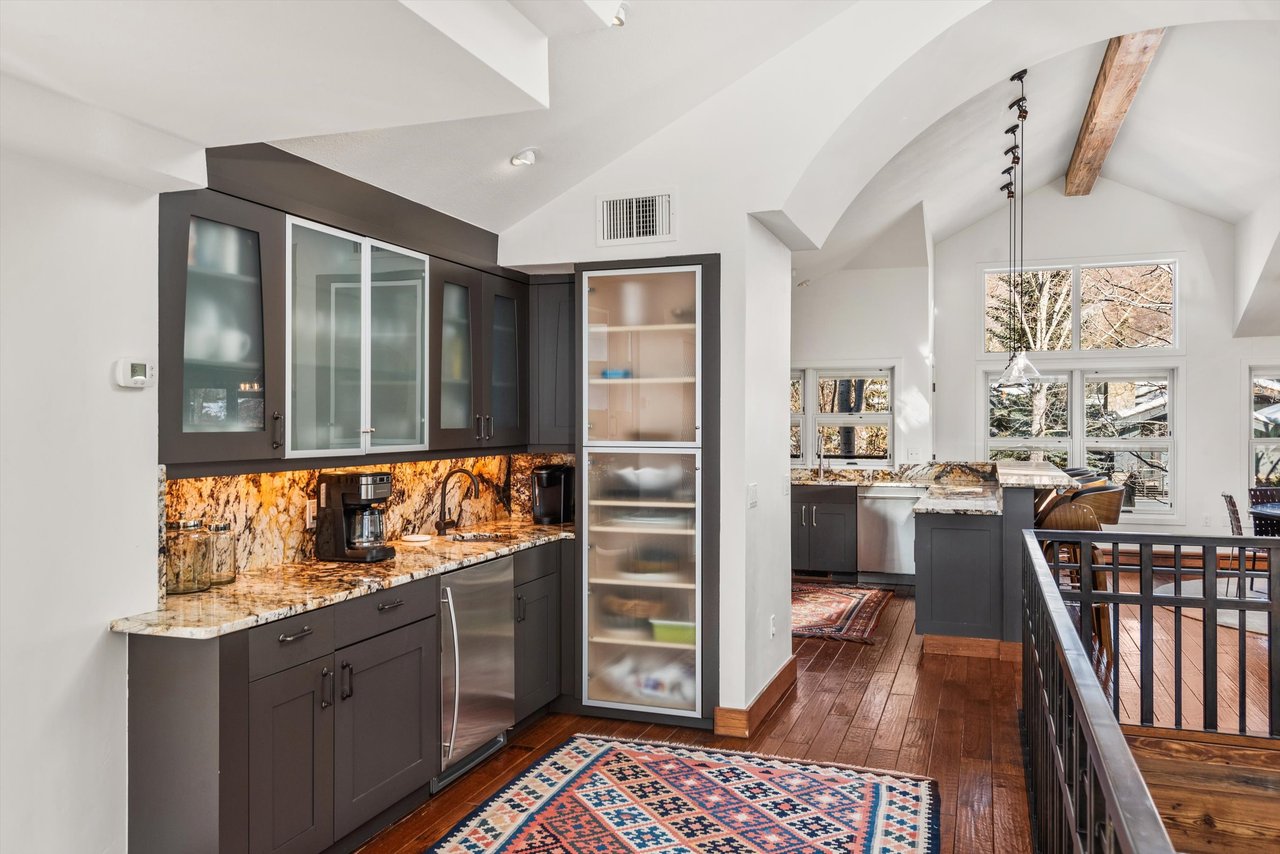 Aspen Core Luxury: Walk to the Gondola from this Spacious Townhome