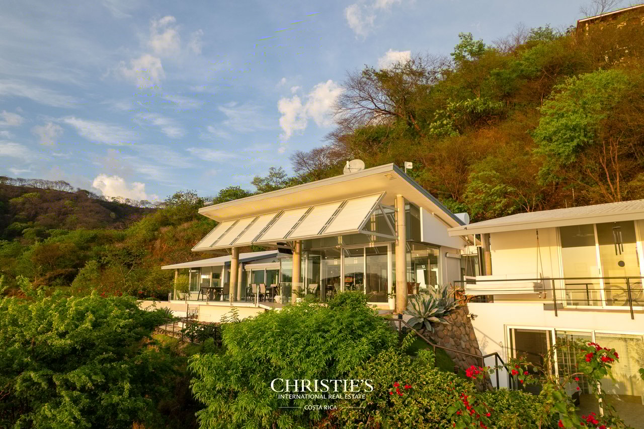 Casa Holmes: Award-Winning Glass House with Ocean Views