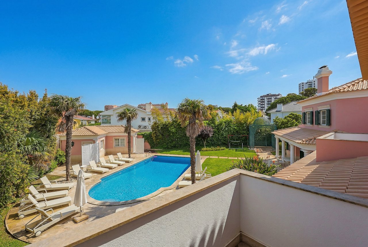 Spaciou Villa with Pool & 8 Suites for Rent in Cascais