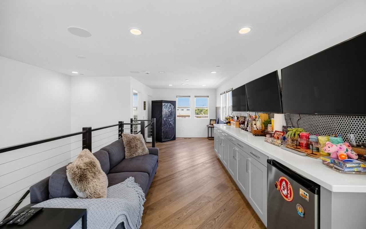 1687 Grand View