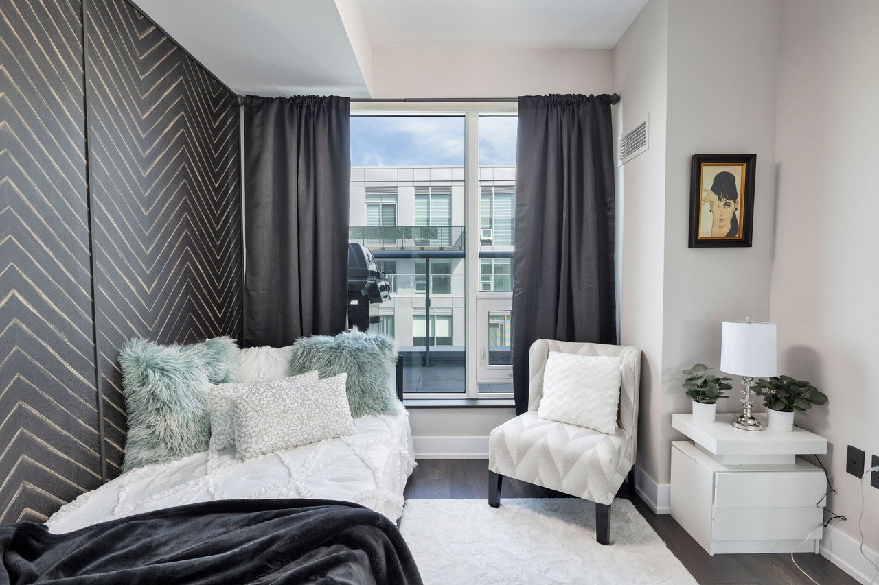 720-2450 Old Bronte Road Unit: 720
