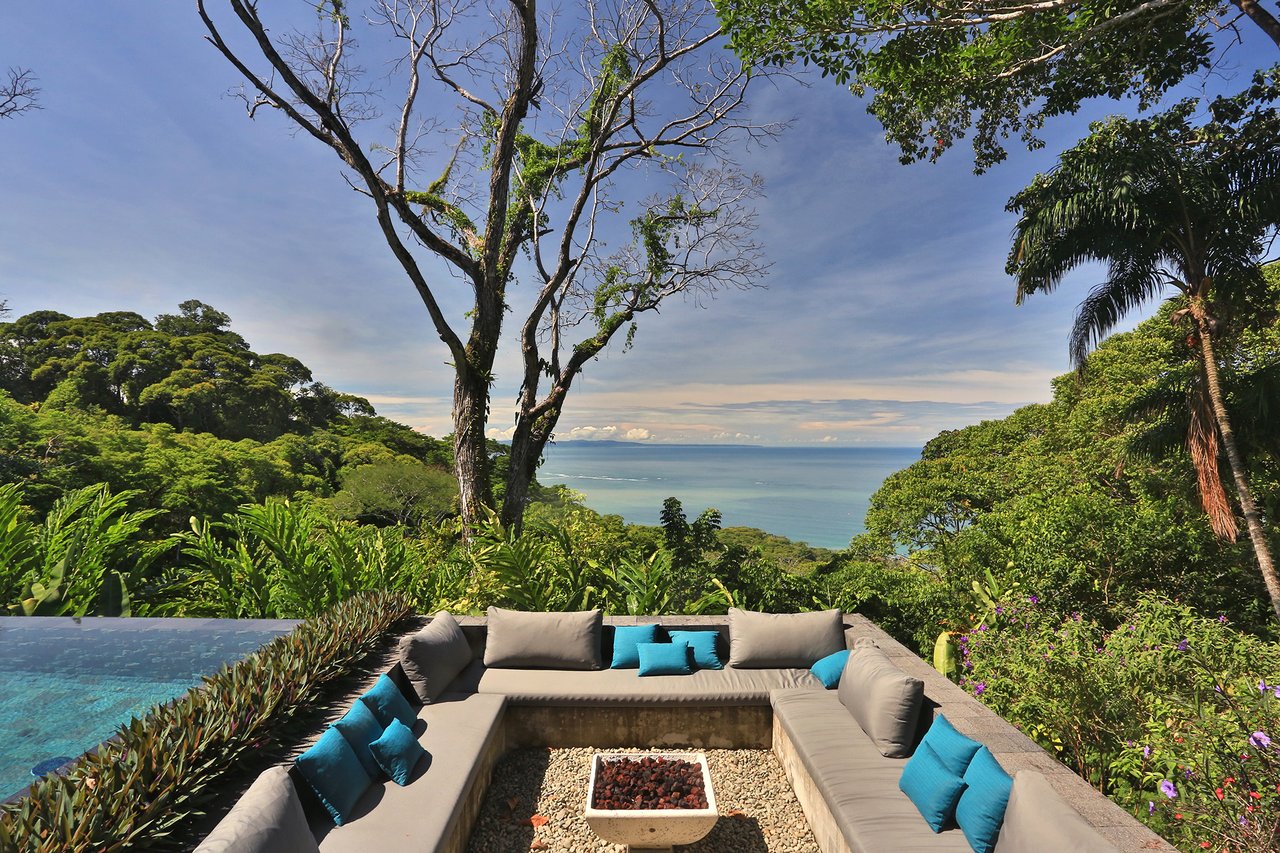 Casa Sanctuary ·  Luxury Jungle Villa · Whale Tail View