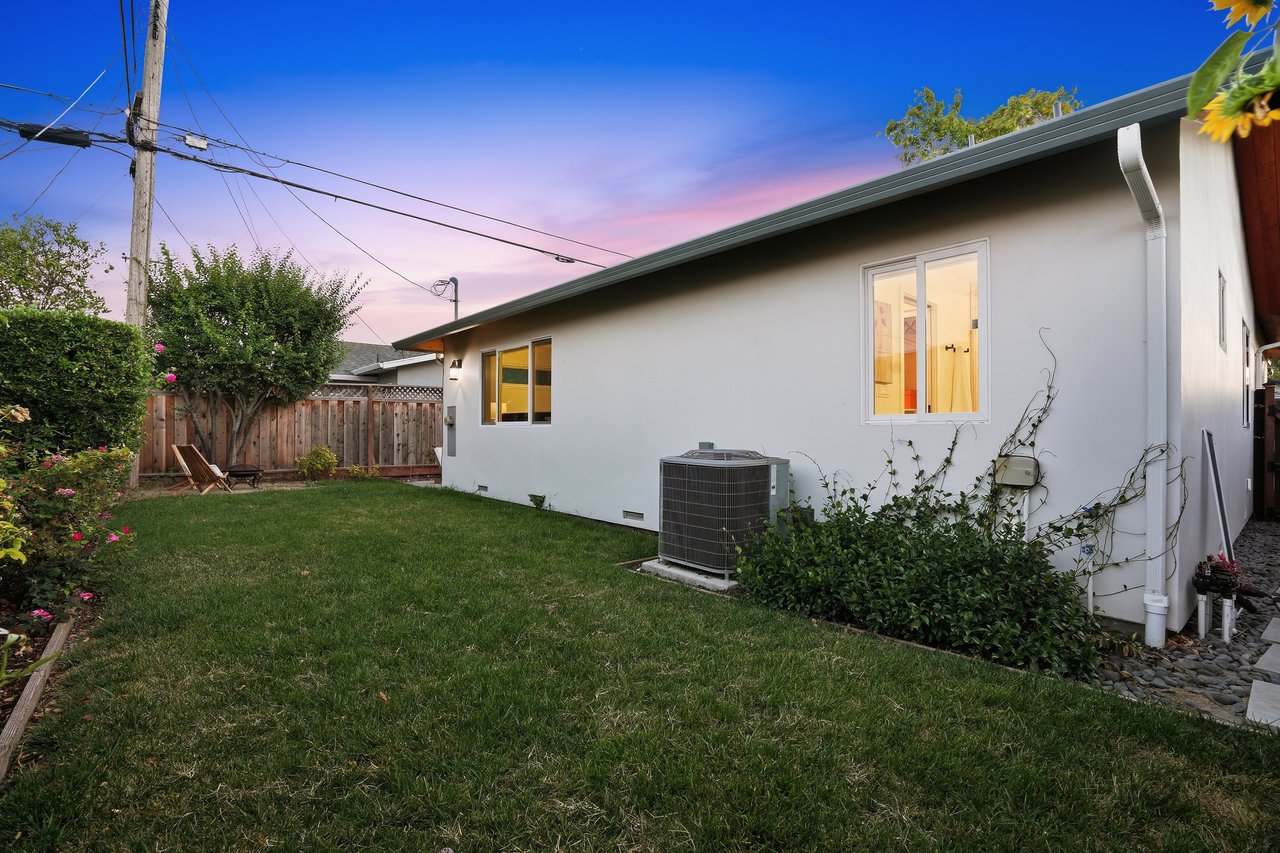 2133 Santa Cruz AVE